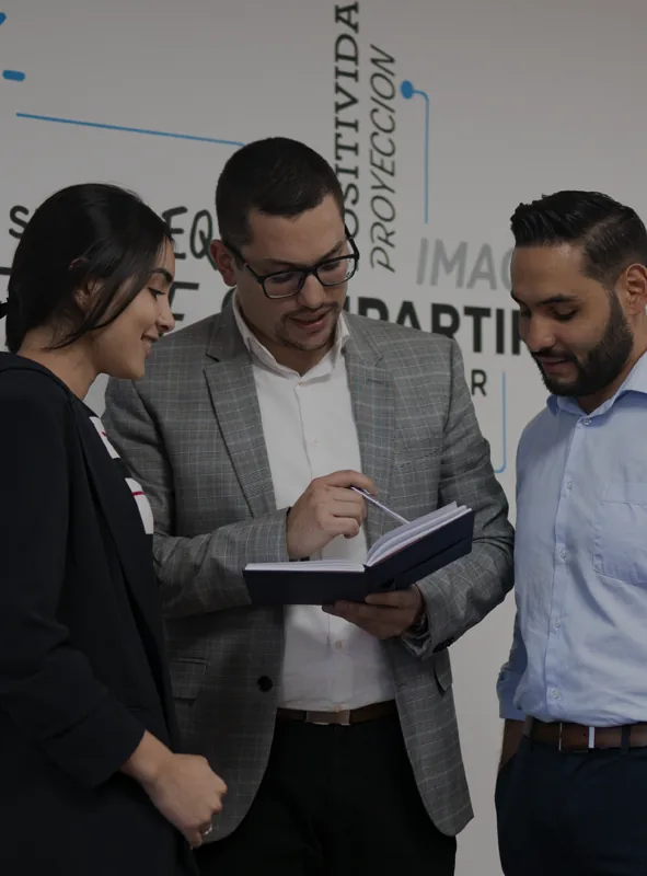 Equipo consultor de LADFI revisando un plan empresarial