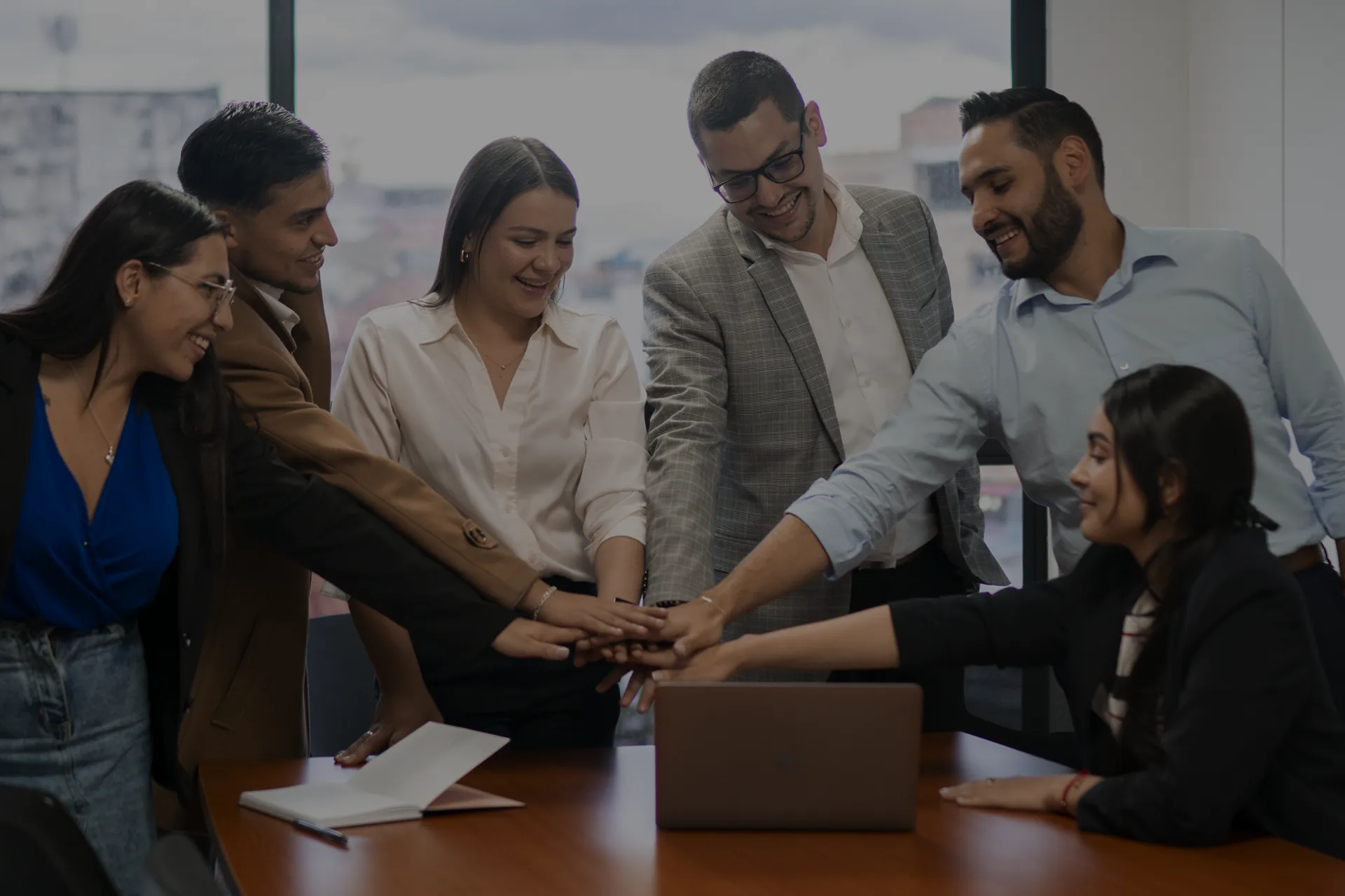 Equipo de LADFI Consulting Latam colaborando en un proyecto empresarial