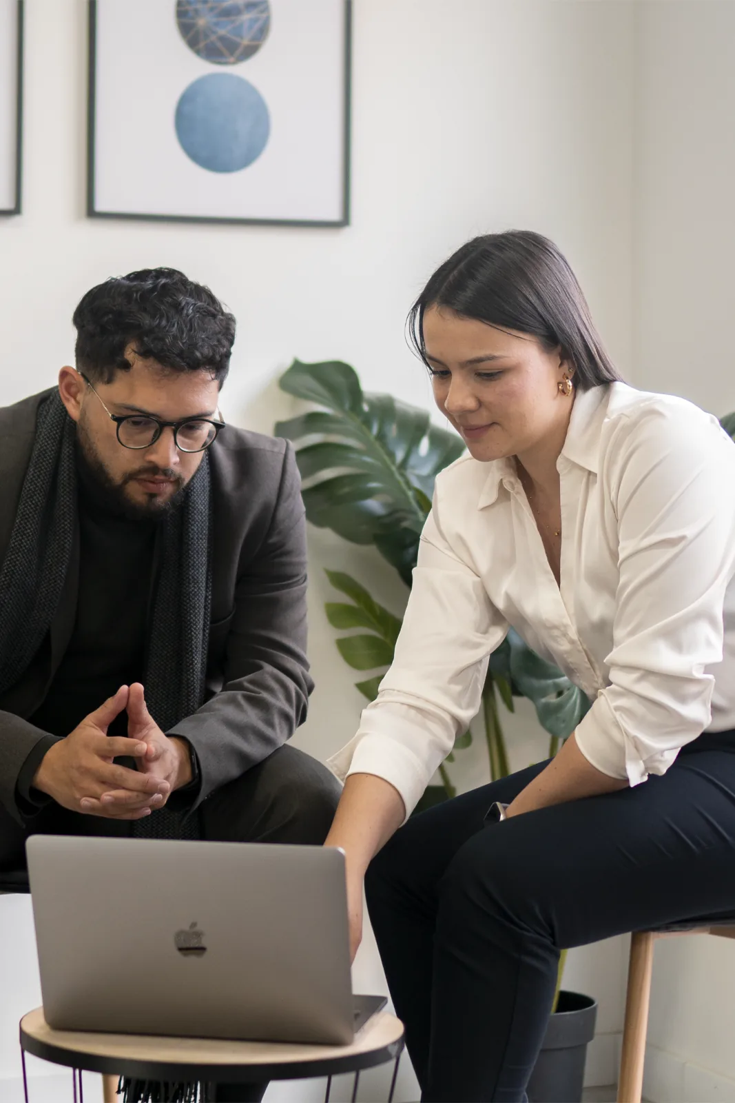 Equipo de consultoría revisando decisiones estratégicas para una empresa